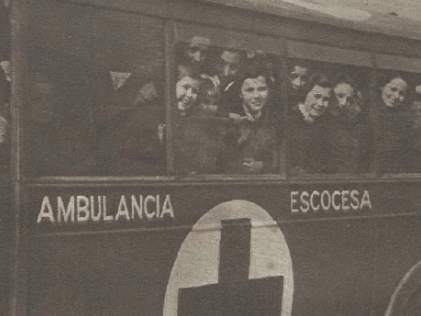 Varias personas evacuadas de Madrid en una ambulancia escocesa