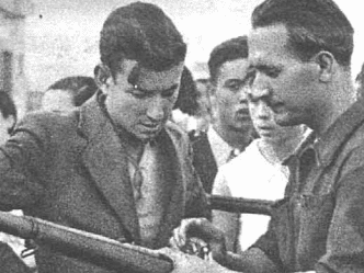 Un miliciano enseña a otro a disparar en la Guerra Civil