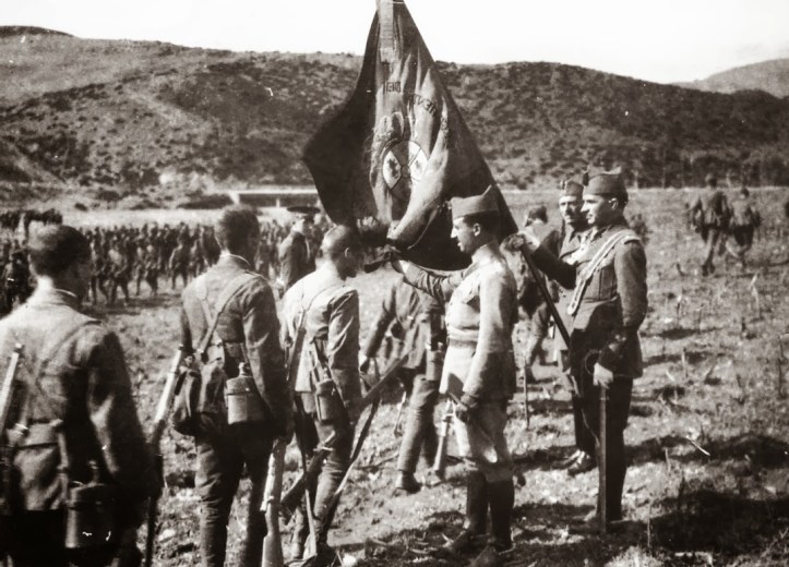 LEGIONARIOS JURANDO BANDERA