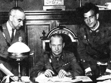 López Ochoa, en el centro, en Barcelona en el año 1931. Junto a él están dos de sus ayudantes / Mundo Gráfico