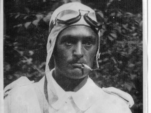 Ernesto Mónico con el uniforme de aviador
