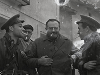 Hemingway conversa con dos militares republicanos durante la Guerra Civil