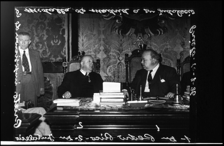 PEDRO RICO PONIENDO MEDALLA A INDALECIO PRIETO